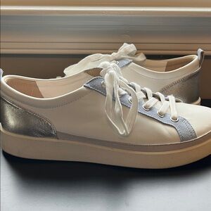 Vionic Women’s White Leather Sneakers with Light Blue Suede Trim 9 Wide